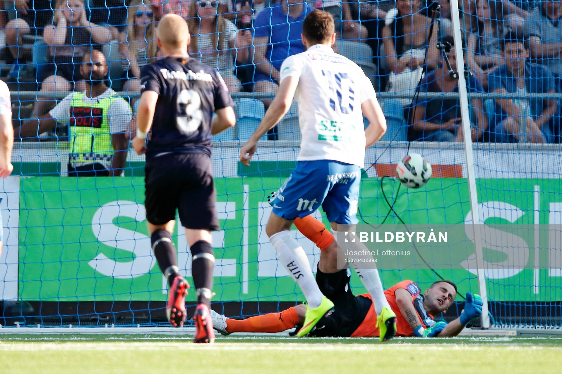 Malmös målvakt Zlatan Azinovic släpper in straffen av