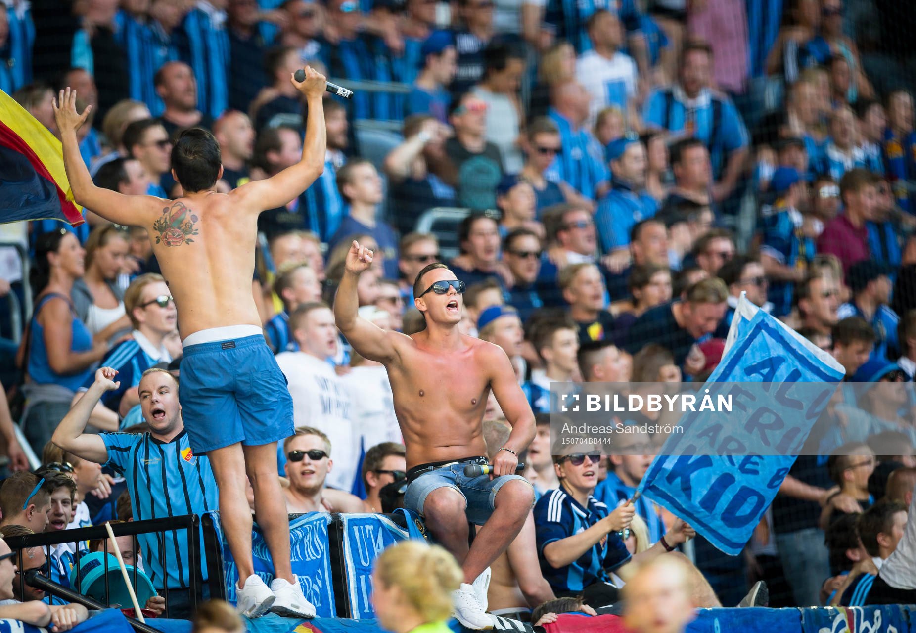Djurgårdssupportar håller igång med sång