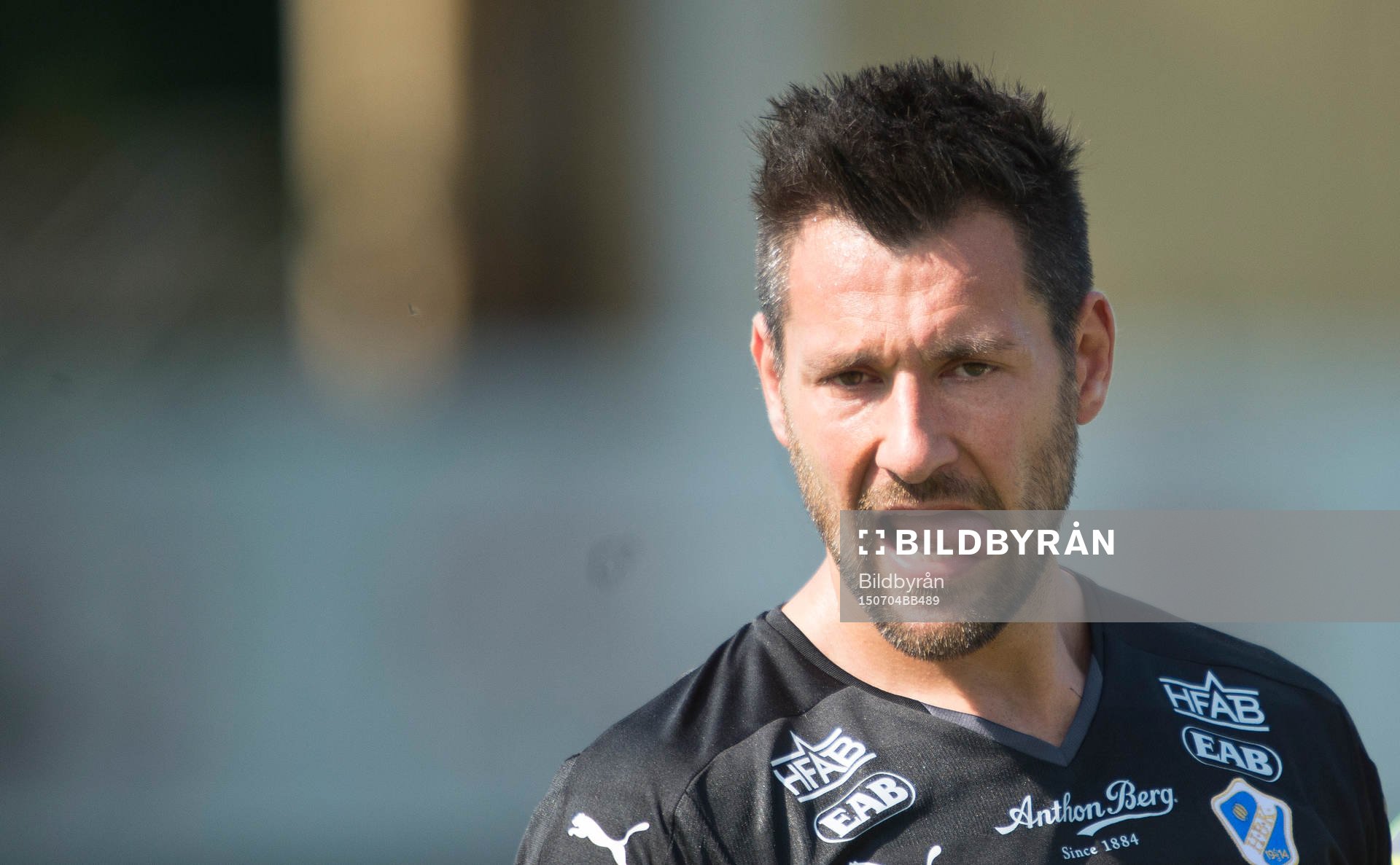 Halmtads målvakt Stojan Lukic slickar sig om munnen med