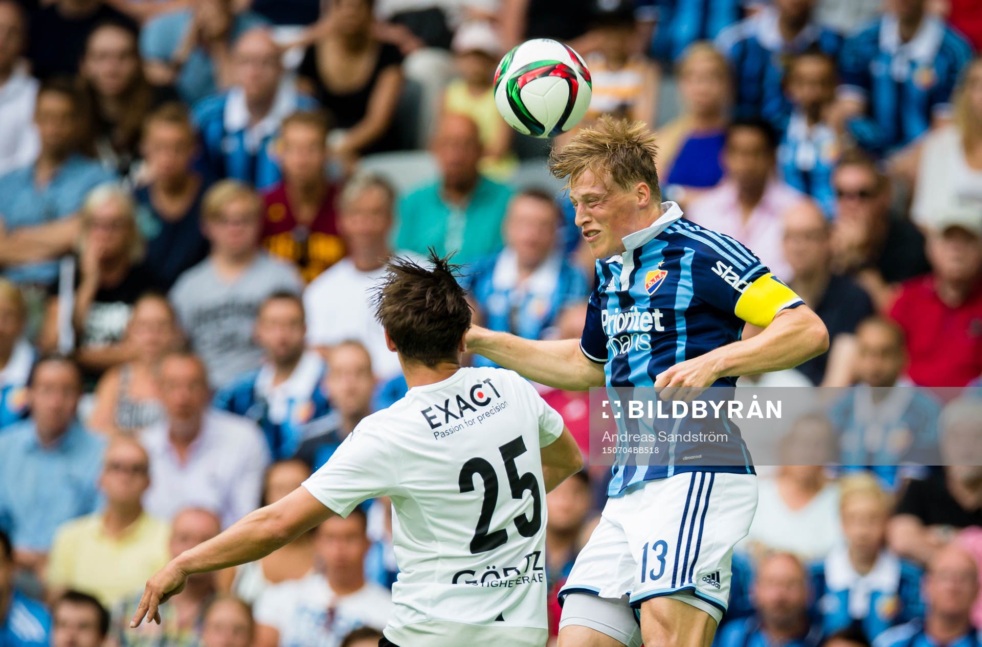 Djurgårdens Emil Bergström når högst i en nickduell med Örebros Nordin Gerzic under fotbollsmatchen i Allsvenskan mellan Djurgården och Örebro den 4 Juli 2015 i Stockholm.