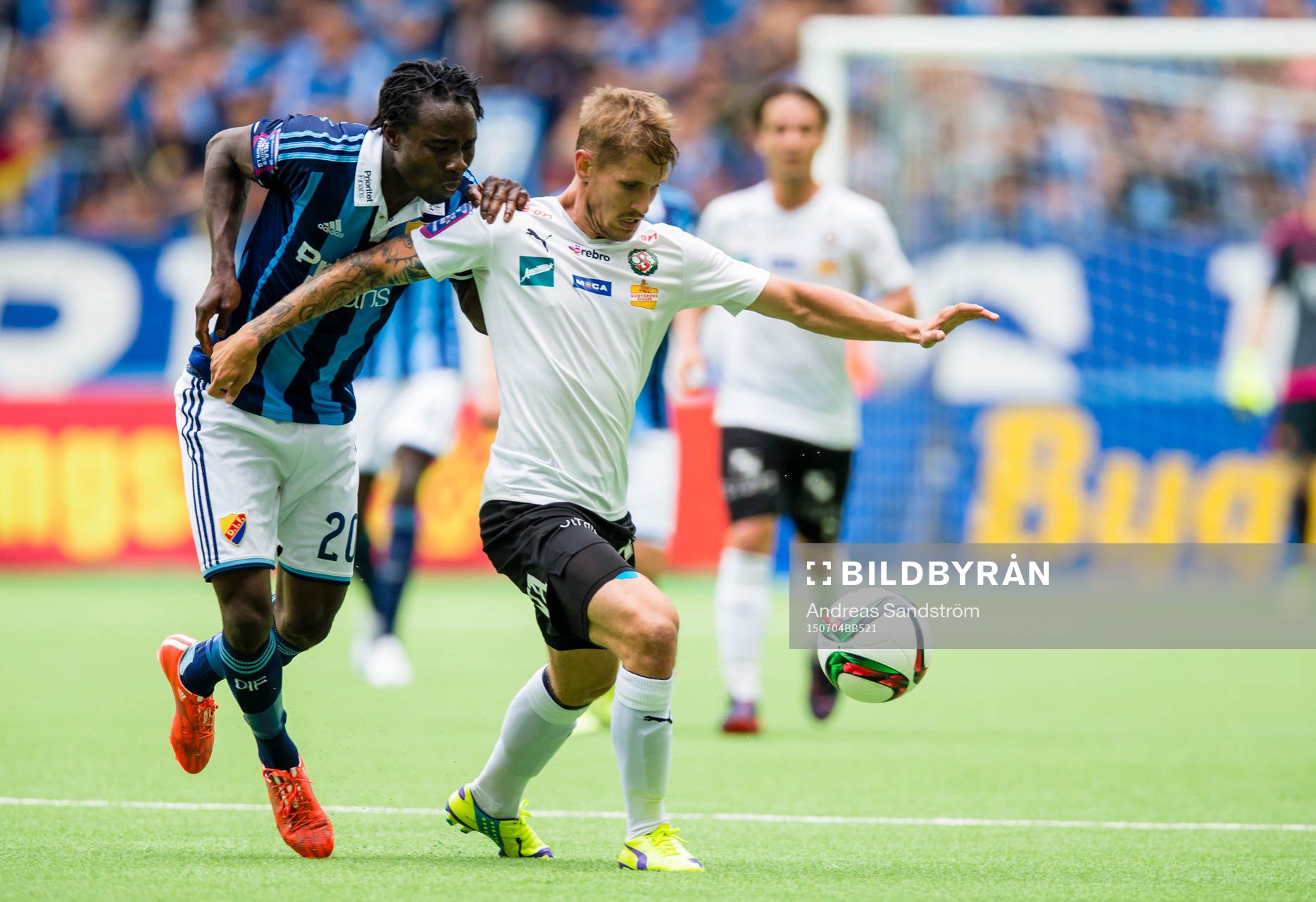 Örebros Daniel Björnqvist i kamp om bollen med