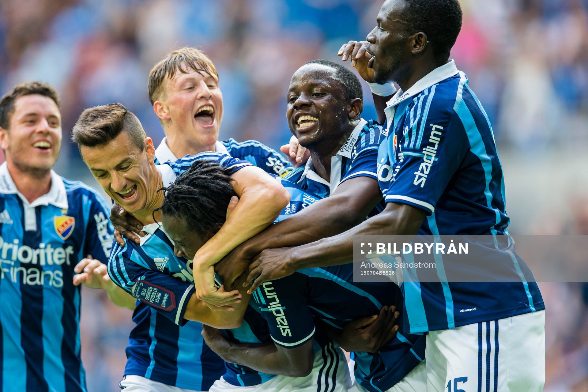 Djurgårdens Sam Johnson gör 2-0 och gratuleras av