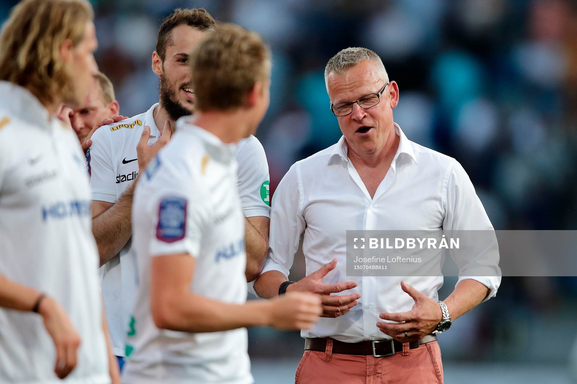 Norrköpings tränare Jan Andersson firar med sitt lag