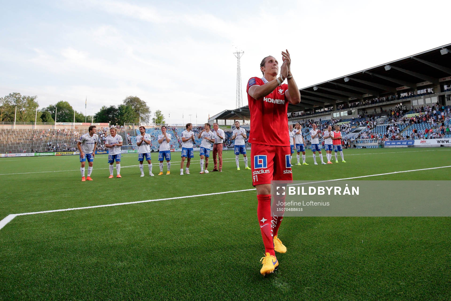 Norrköpings målvakt David Mitov Nilsson, med sitt lag