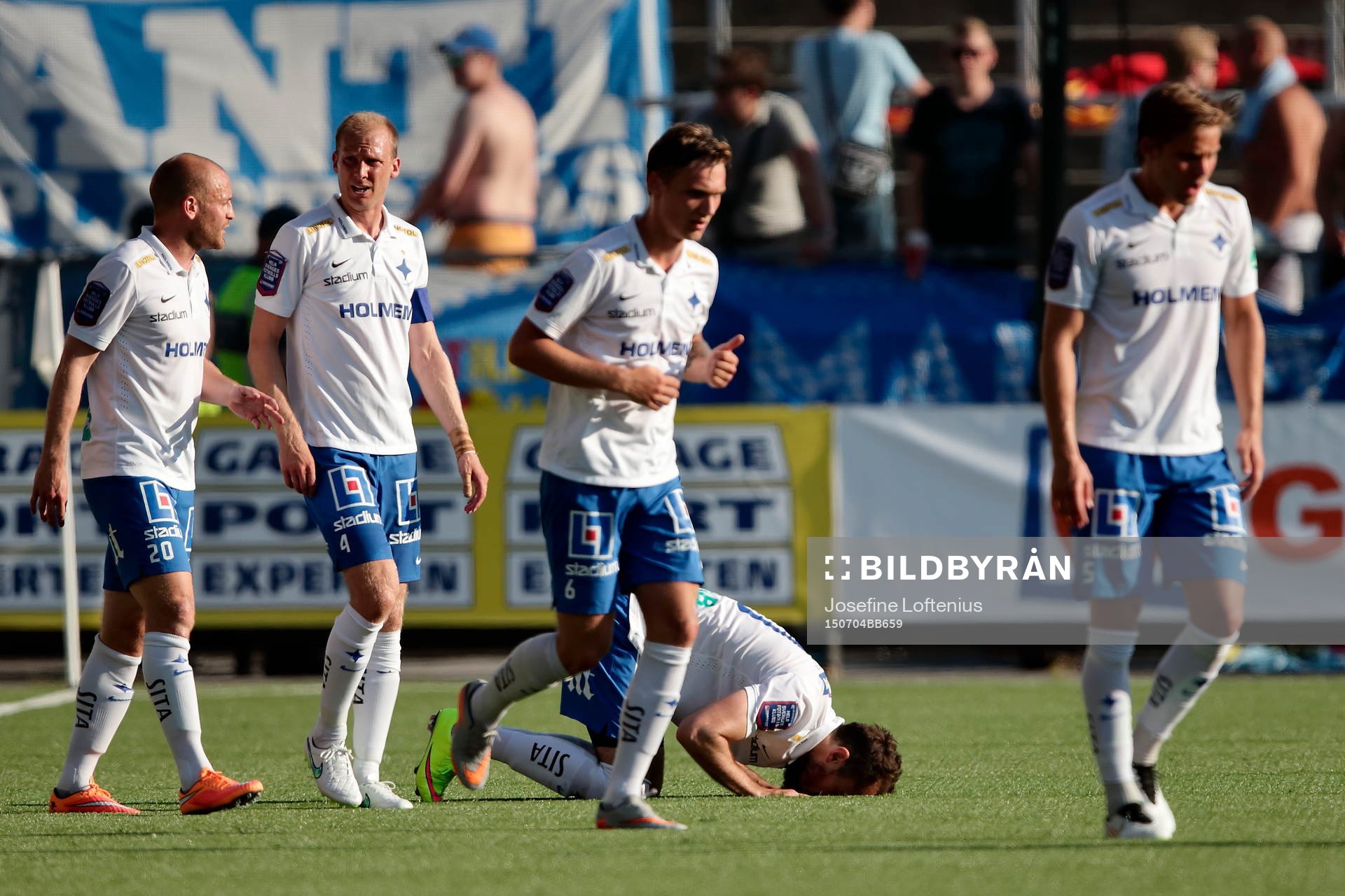 Norrköpings Emir Kujovic kysser gräset