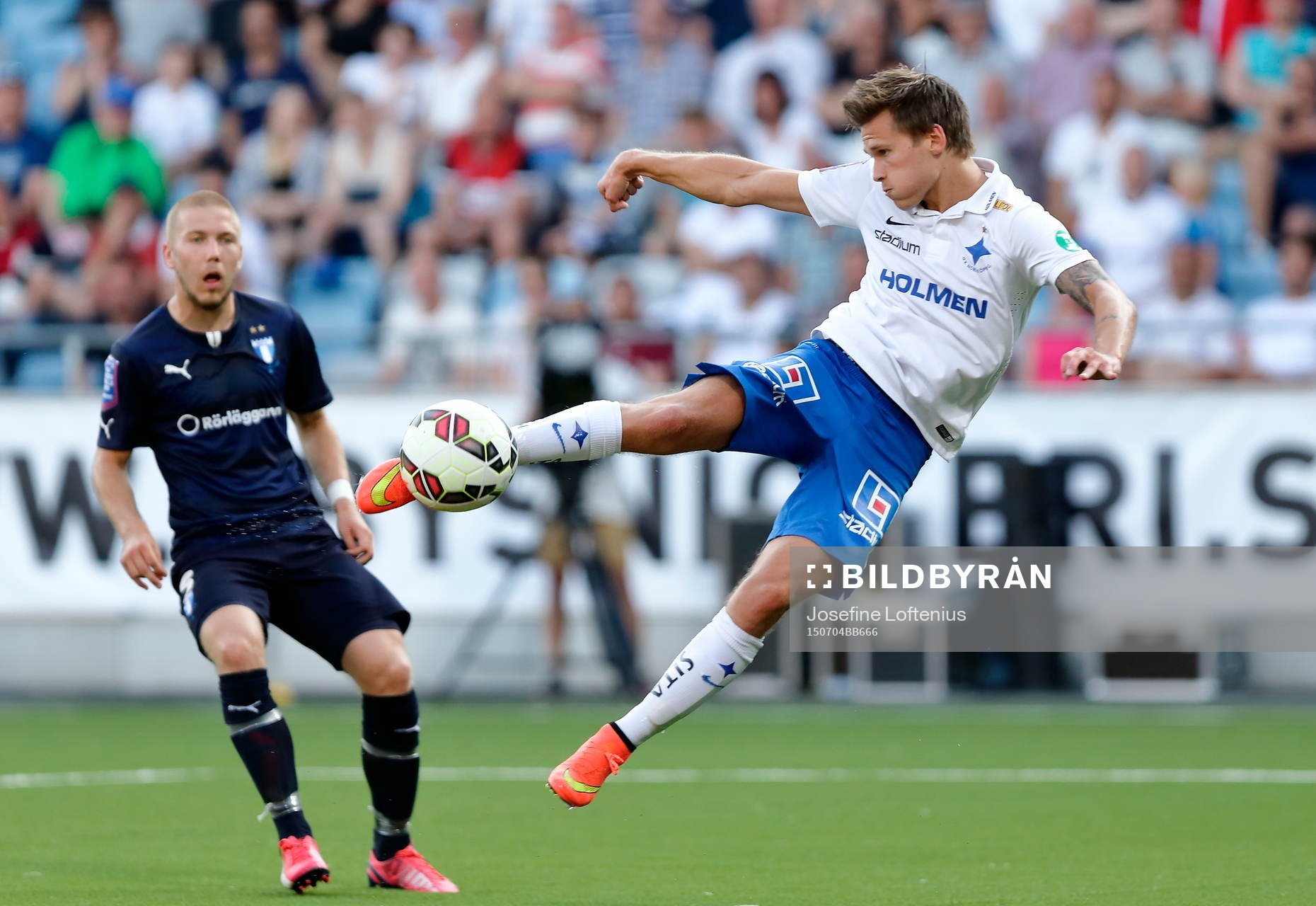 Norrköpings Arnor Ingvi Traustason testar skott mot mål