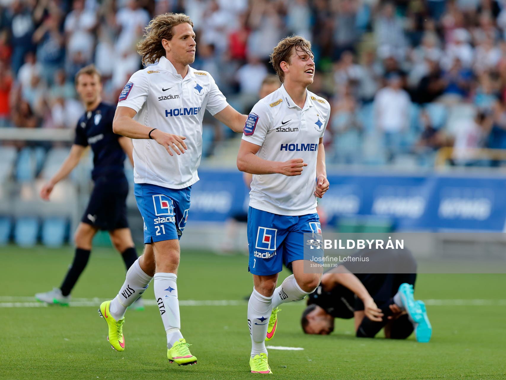 Norrköpings Alexander Fransson jublar efter 3-1-målet medan Malmös Erik Johansson har ont under fotbollsmatchen i Allsvenskan mellan Norrköping och Malmö FF den 04 juli 2015 i Norrköping.