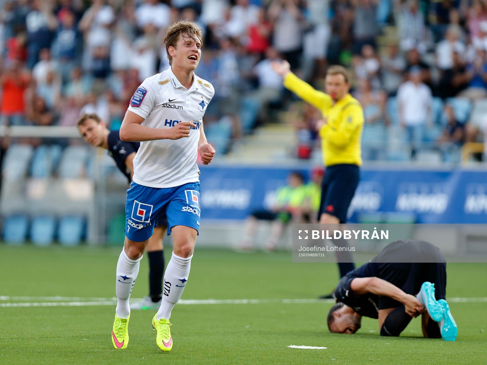 Norrköpings Alexander Fransson jublar efter 3-1-målet medan Malmös Erik Johansson har ont under fotbollsmatchen i Allsvenskan mellan Norrköping och Malmö FF den 04 juli 2015 i Norrköping.