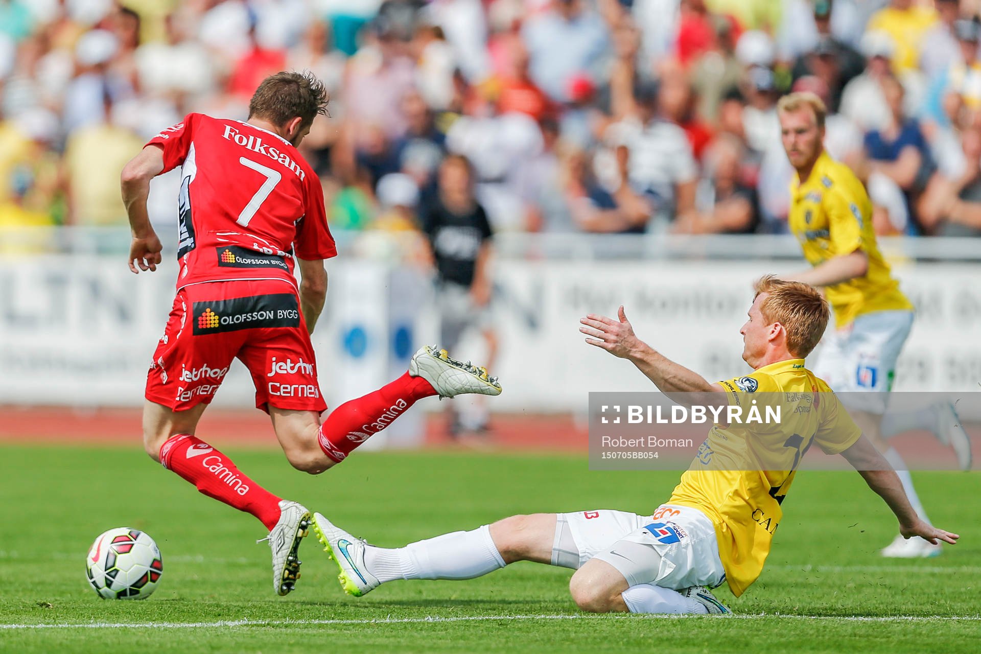Elfsborgs Marcus Rohdén blir fälld utav Falkenbergs Dan
