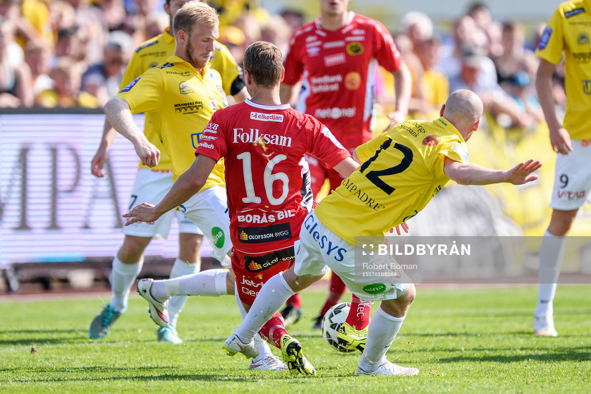 Elfsborgs Viktor Claesson blir fälld i straffområdet utav