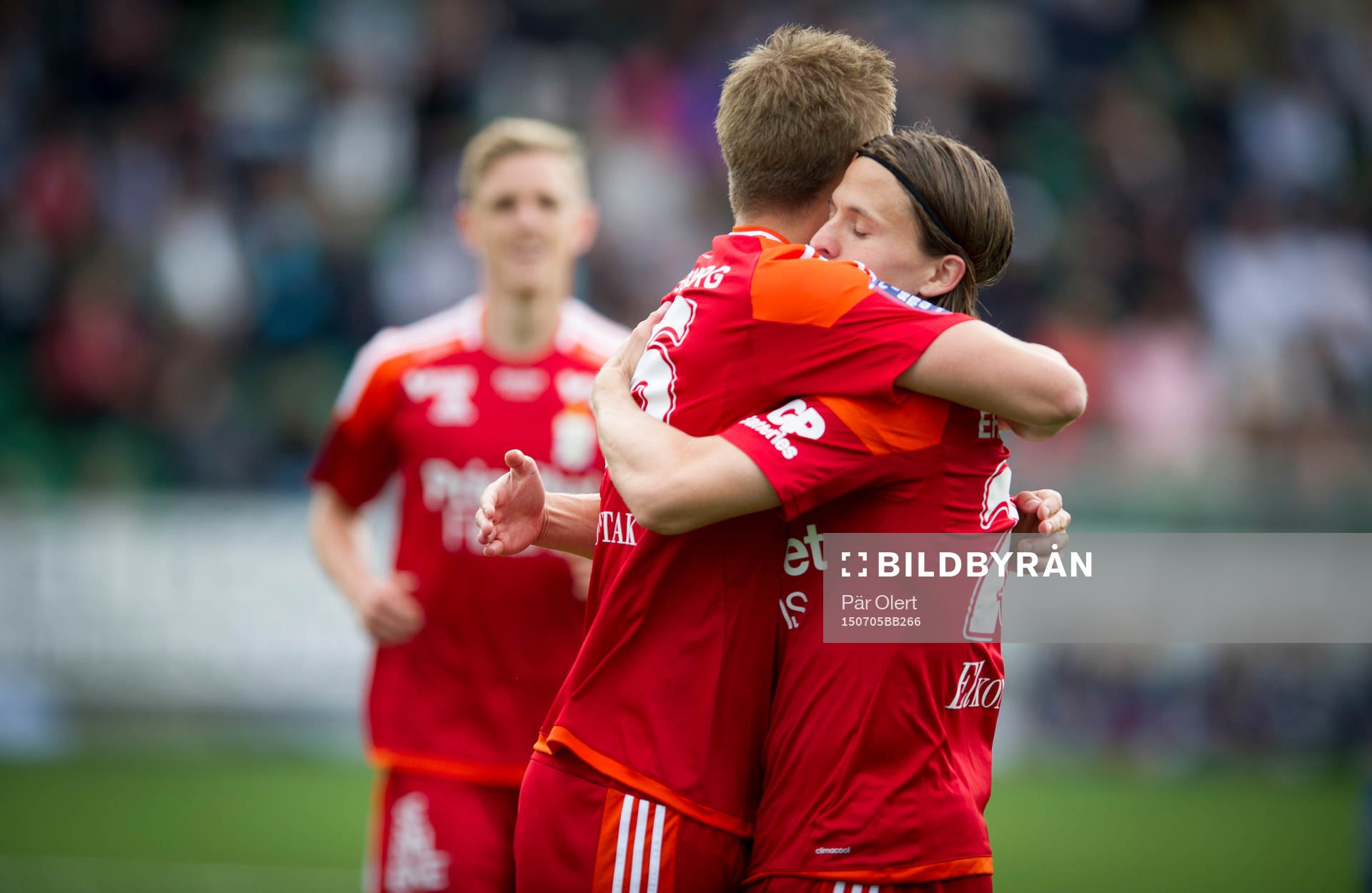 IFK Göteborgs Mikael Boman gör 0-1 målet, kramas av IFK