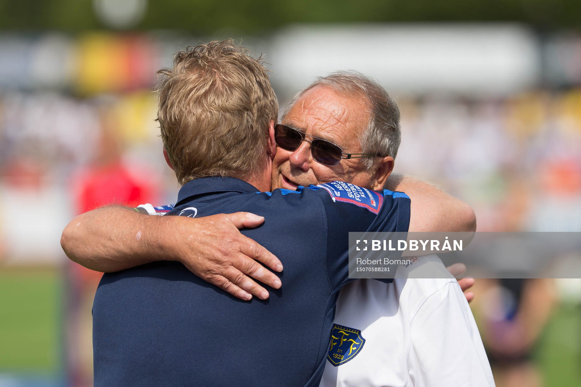 Falkenbergs målvaktstränare Leif Troedsson blir uppvaktad och gratulerad av Falkenbergs FFs ordförande Lars Eric Nilsson efter framgångarna i U21, före fotbollsmatchen i Allsvenskan mellan Falkenbergs FF och Elfsborg den 5 juli 2015 i Falkenberg.