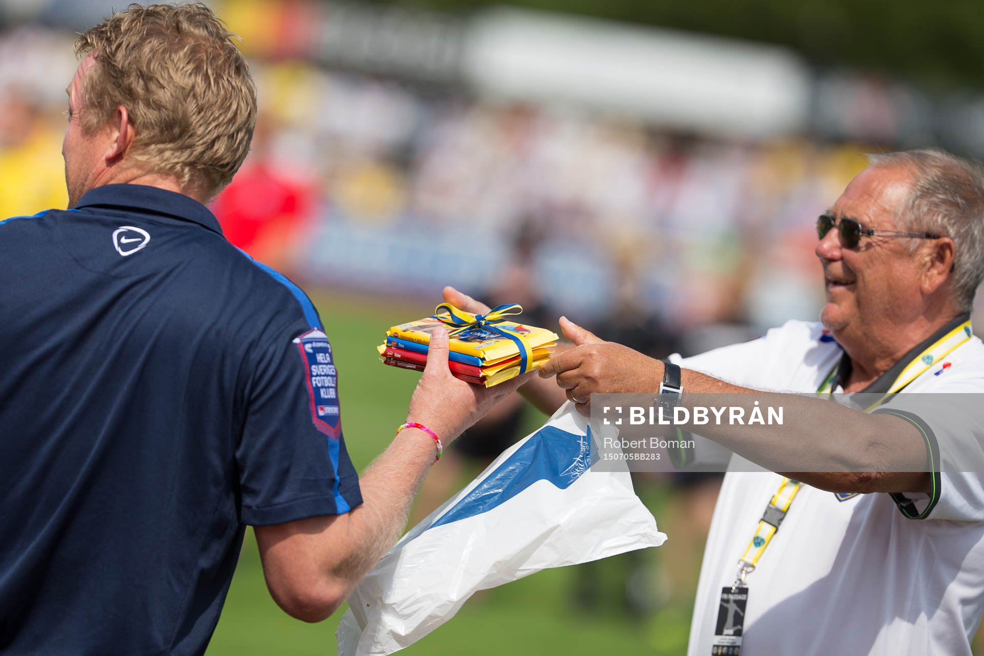 Falkenbergs målvaktstränare Leif Troedsson blir uppvaktad och gratulerad av Falkenbergs FFs ordförande Lars Eric Nilsson efter framgångarna i U21, fotbollsmatchen i Allsvenskan mellan Falkenbergs FF och Elfsborg den 5 juli 2015 i Falkenberg.