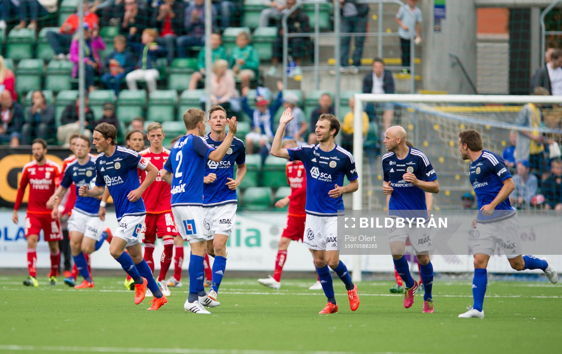 Sundsvalls jublar efter 1-2 målet av Joakim Nilsson under fotbollsmatchen i Allsvenskan mellan GIF Sundsvall och IFK Göteborg den 5 Juli 2015 i Sundsvall.