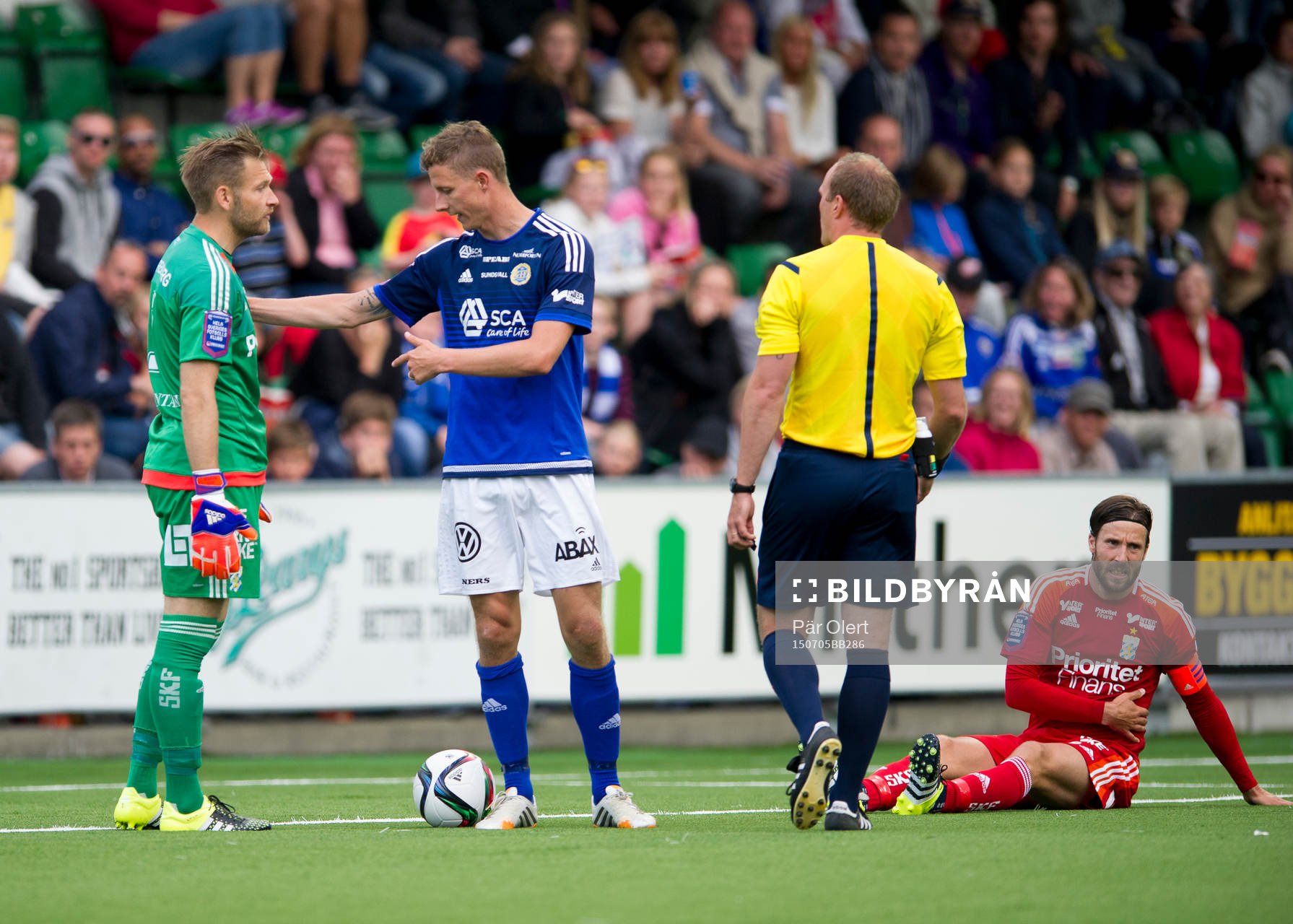 Sundsvalls Johan Eklund diskuterar med IFK Göteborgs