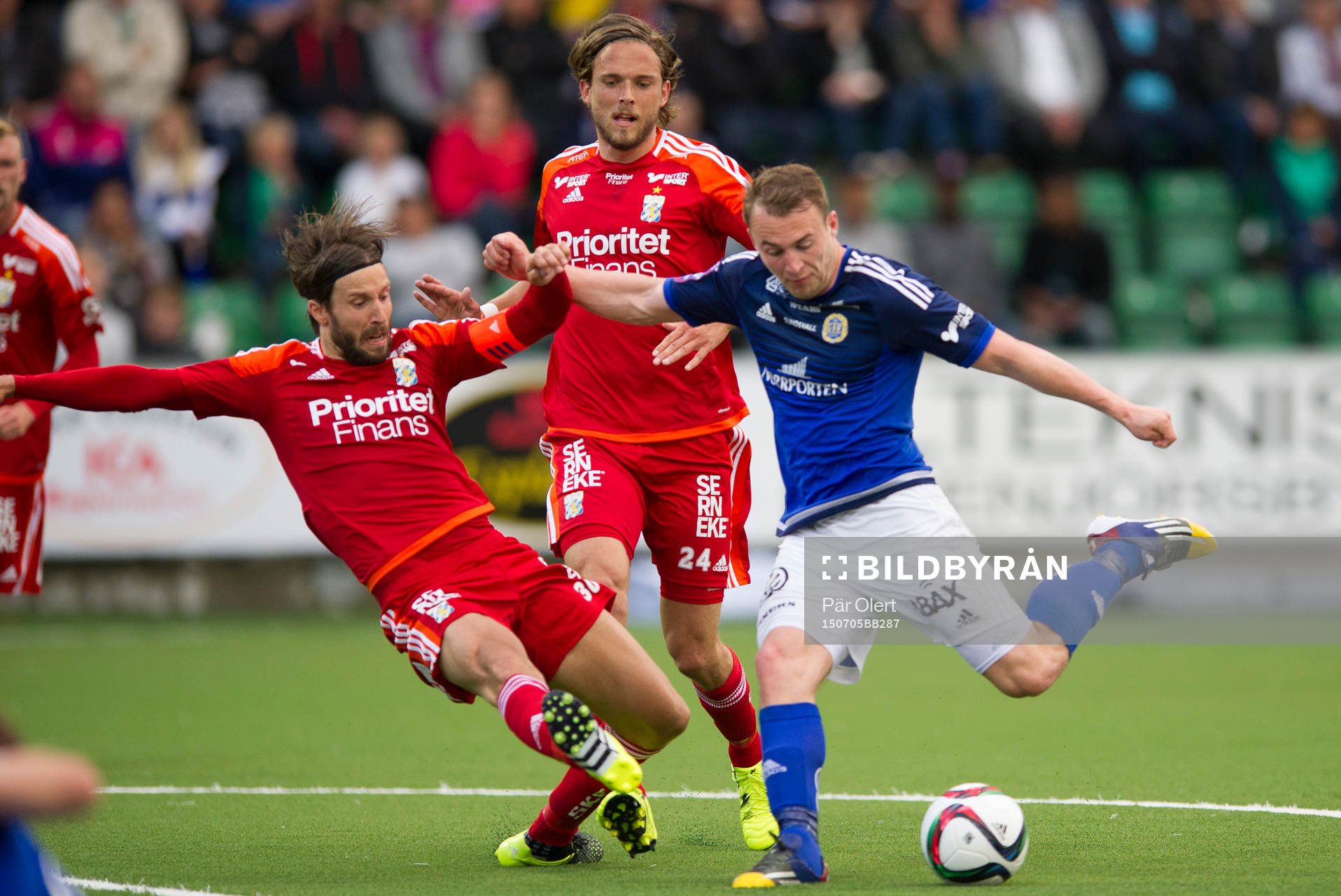 Sundsvalls Rúnar Már Sigurjónsson skjuter förbi IFK Göteborgs Mattias Bjärsmyr och gör 2-2 målet under fotbollsmatchen i Allsvenskan mellan GIF Sundsvall och IFK Göteborg den 5 Juli 2015 i Sundsvall.