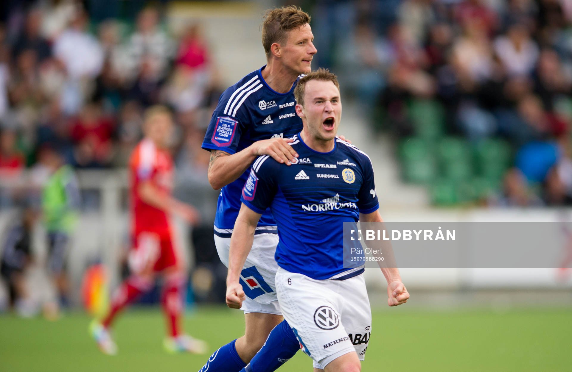 Sundsvalls Rúnar Már Sigurjónsson och Johan Eklund jublar