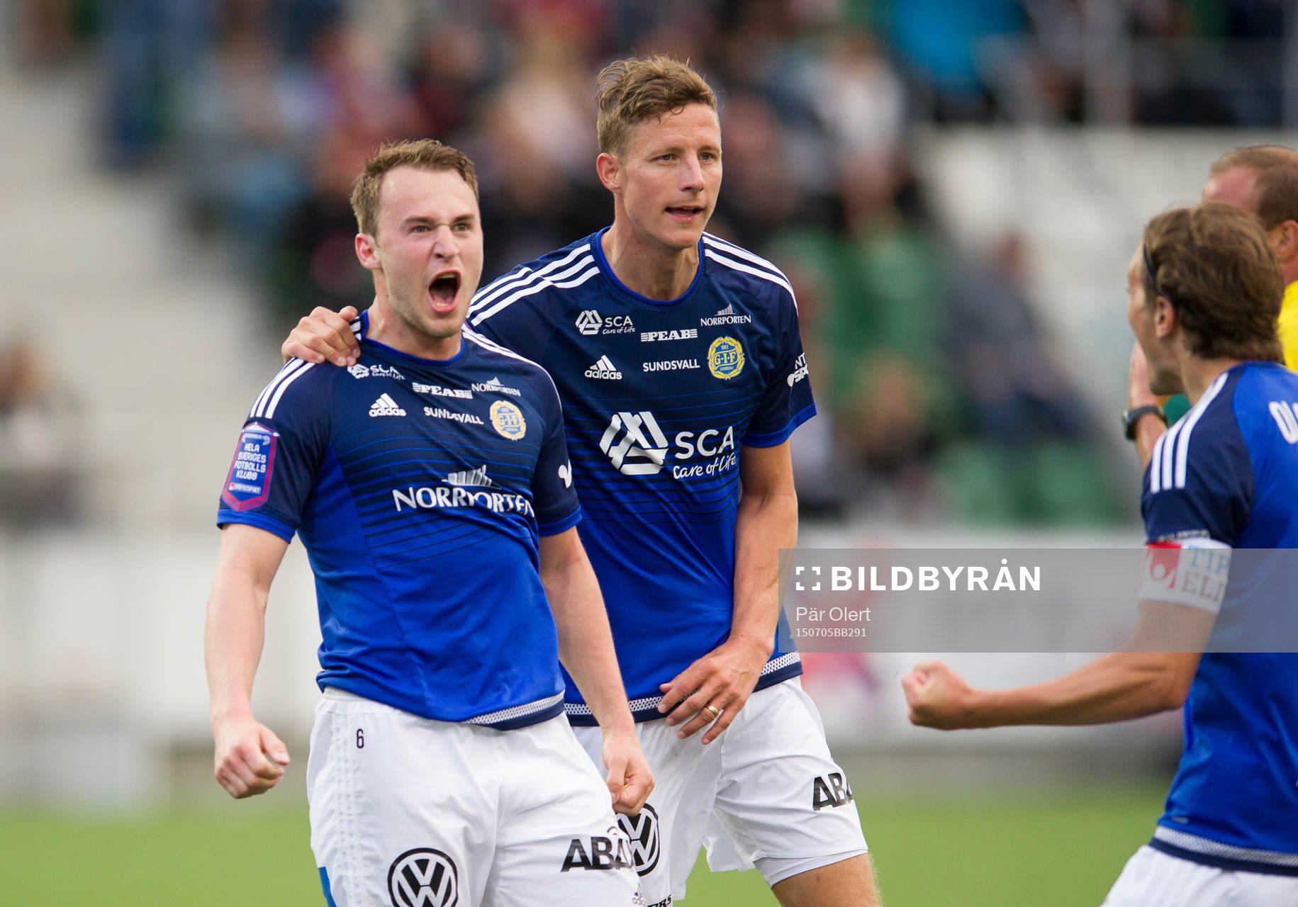 Sundsvalls Rúnar Már Sigurjónsson och Johan Eklund jublar efter 2-2 målet under fotbollsmatchen i Allsvenskan mellan GIF Sundsvall och IFK Göteborg den 5 Juli 2015 i Sundsvall.