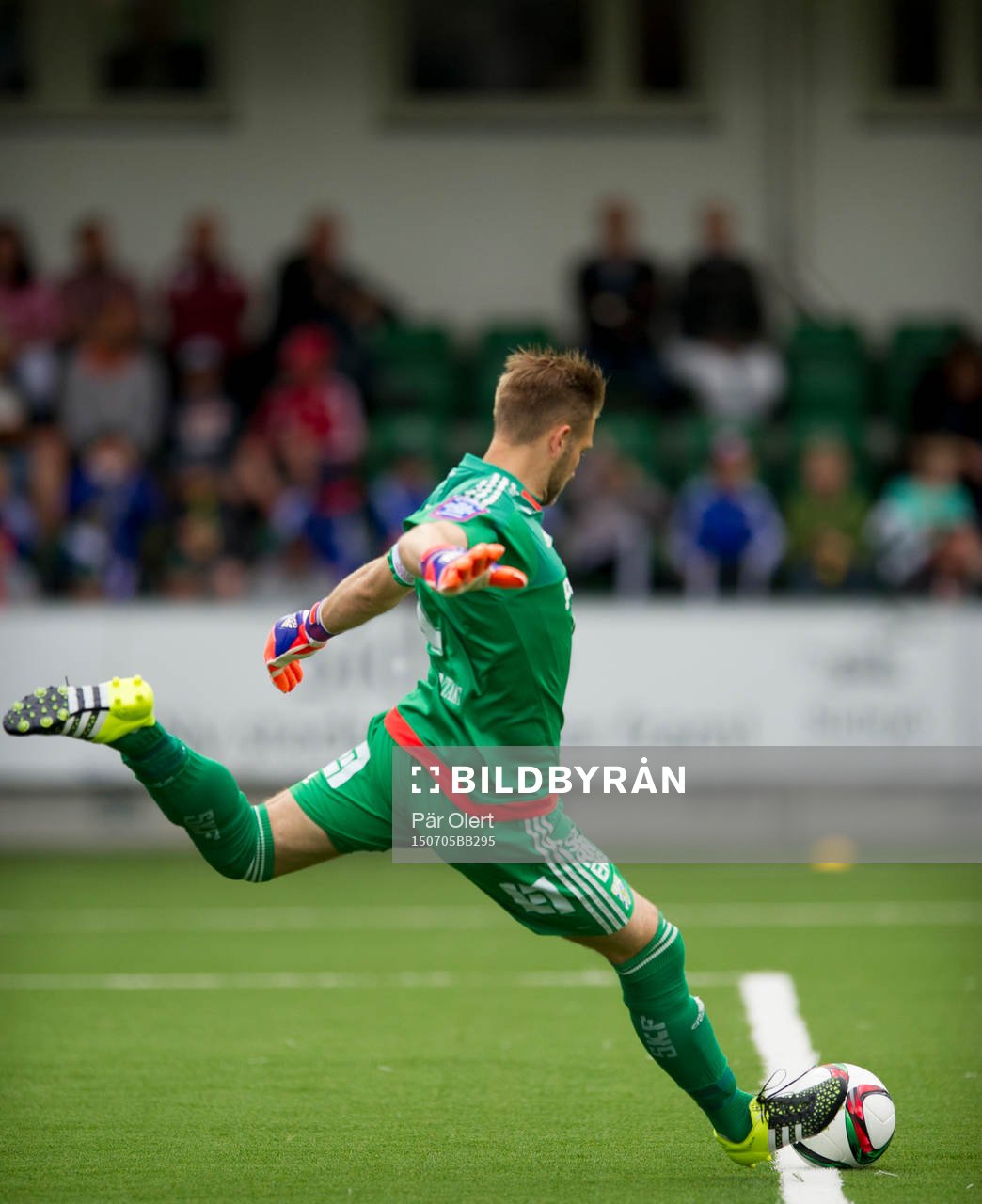 IFK Göteborgs målvakt John Alvbåge gör utspark