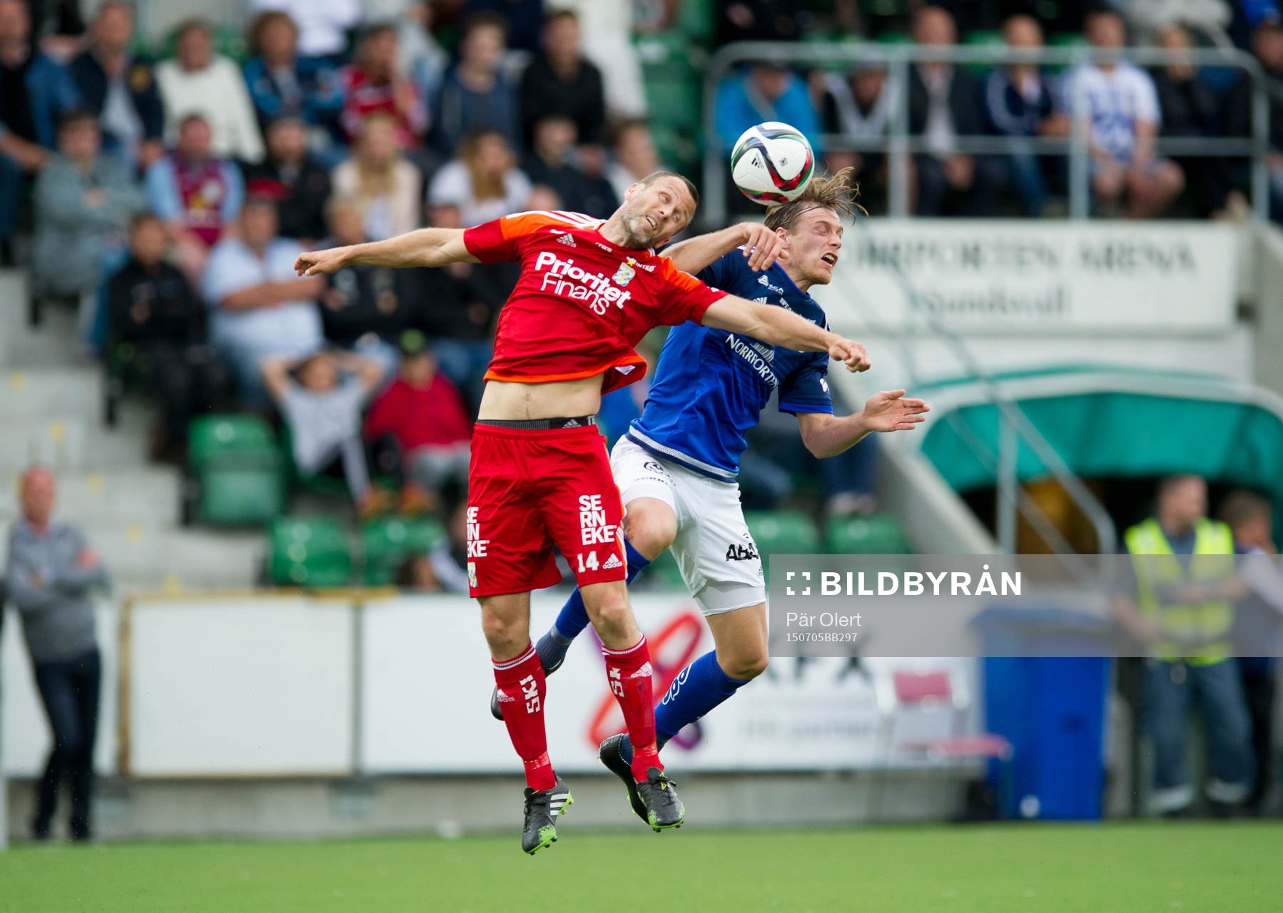 IFK Göteborgs Tom Pettersson i nickduell mot Sundsvalls