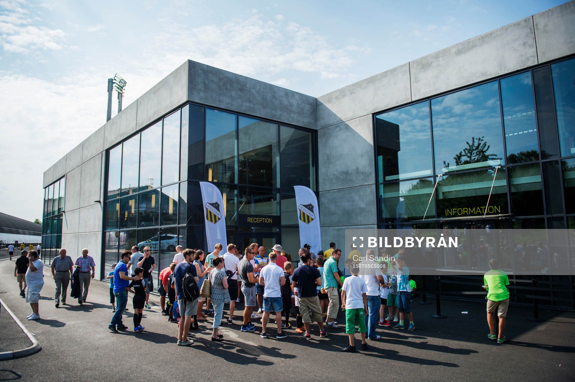 Publiken köar för att komma in i loungen på Bravida Arena