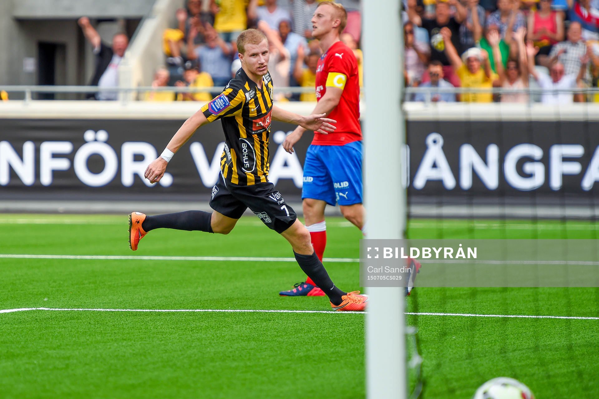 Häckens Simon Gustafson ser bollen passera mållinjen