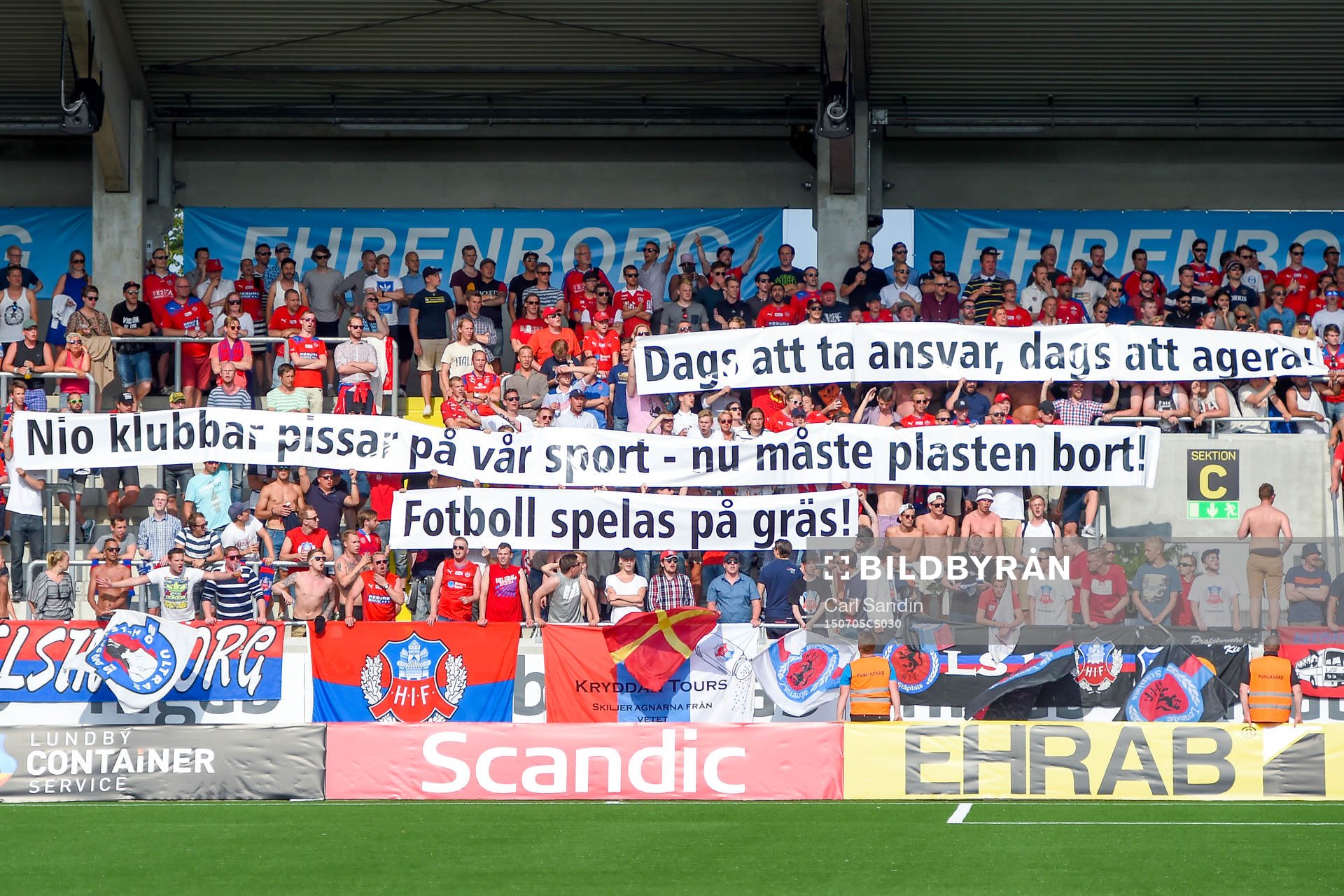 Helsingborgs supportrar med tifo före fotbollsmatchen i