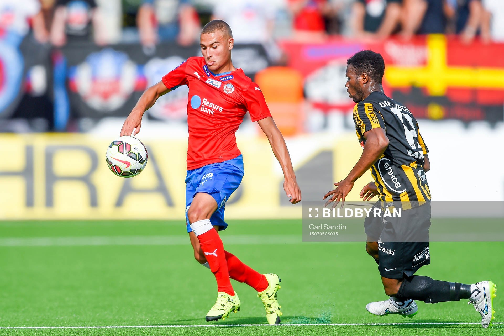 Helsingborgs Jordan Larsson och Häckens Mohammed Abubakari
