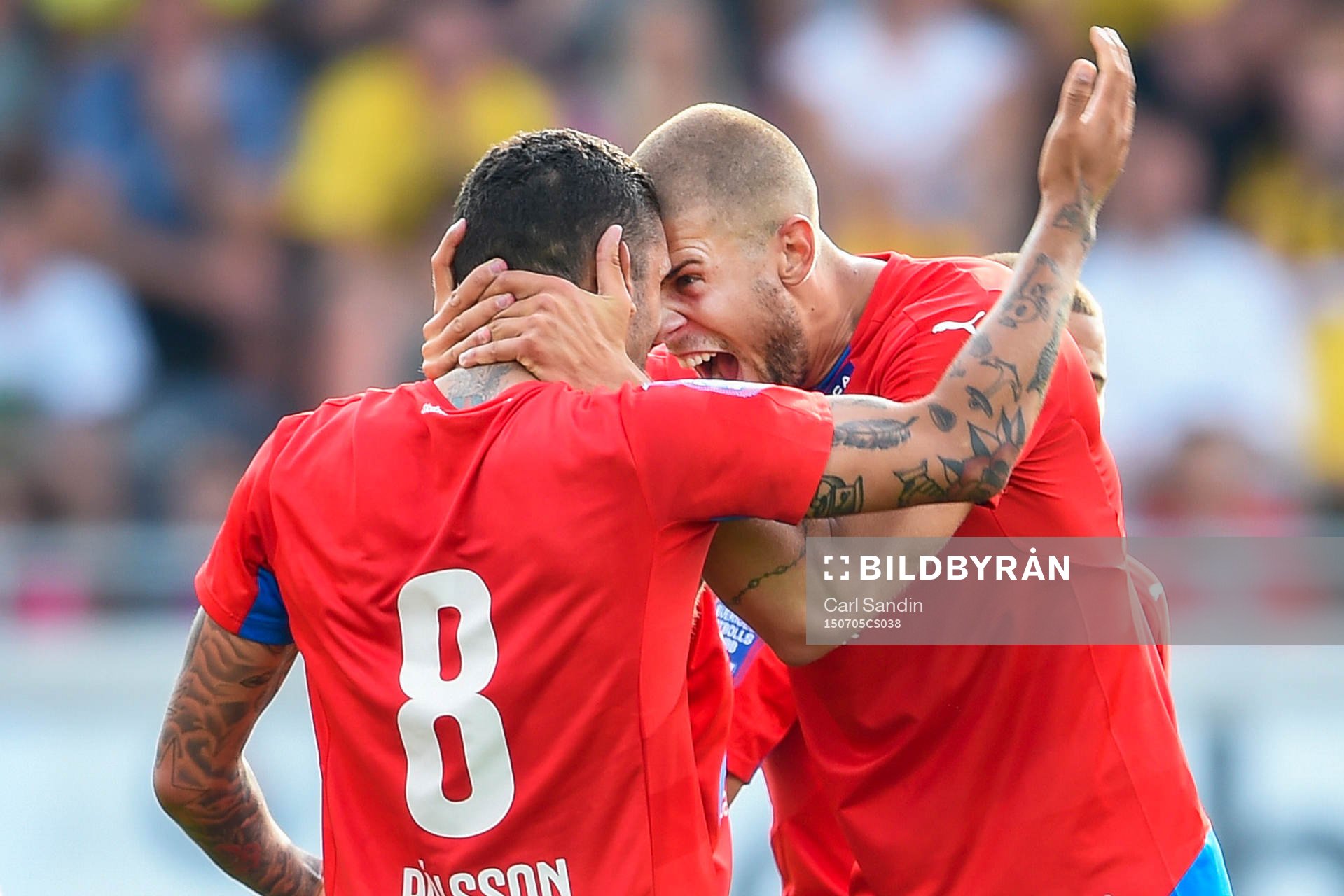 Helsingborgs Victor Palsson och Robin Simovic firar efter 1-2 under fotbollsmatchen i Allsvenskan mellan Häcken och Helsingborg den 5 juli 2015 i Göteborg.