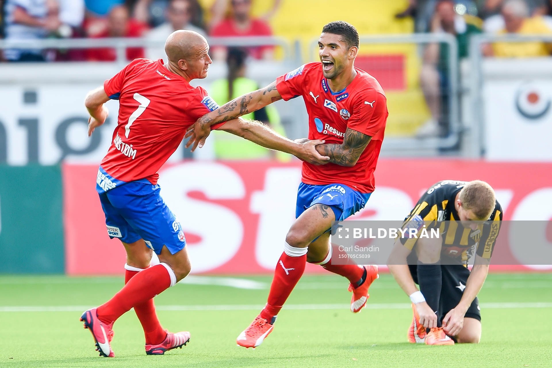 Helsingborgs Victor Palsson firar