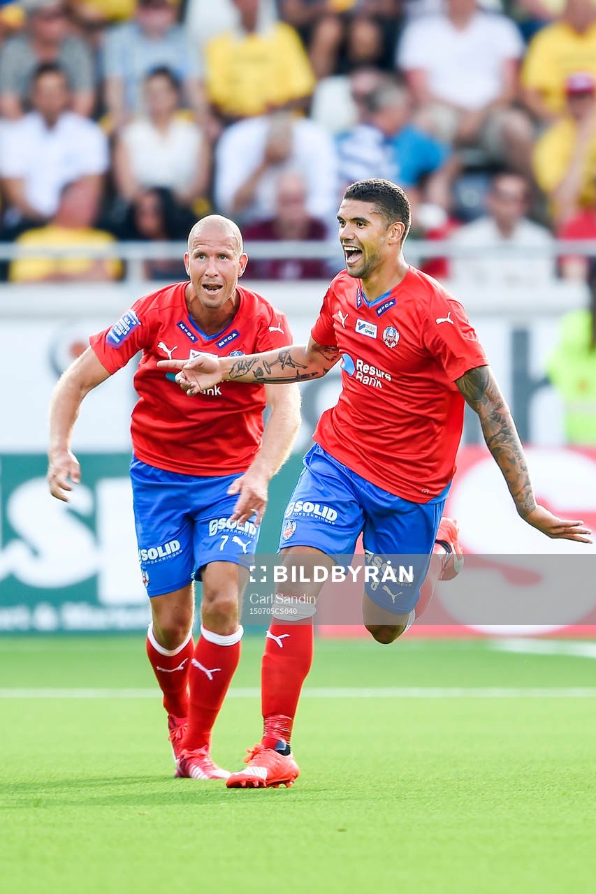 Helsingborgs Mattias Lindström och Victor Palsson firar efter 1-2 under fotbollsmatchen i Allsvenskan mellan Häcken och Helsingborg den 5 juli 2015 i Göteborg.