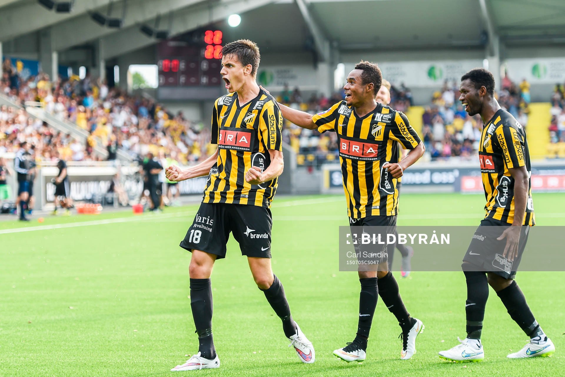 Häckens Alexander Jeremejeff firar efter 3-2 under fotbollsmatchen i Allsvenskan mellan Häcken och Helsingborg den 5 juli 2015 i Göteborg.