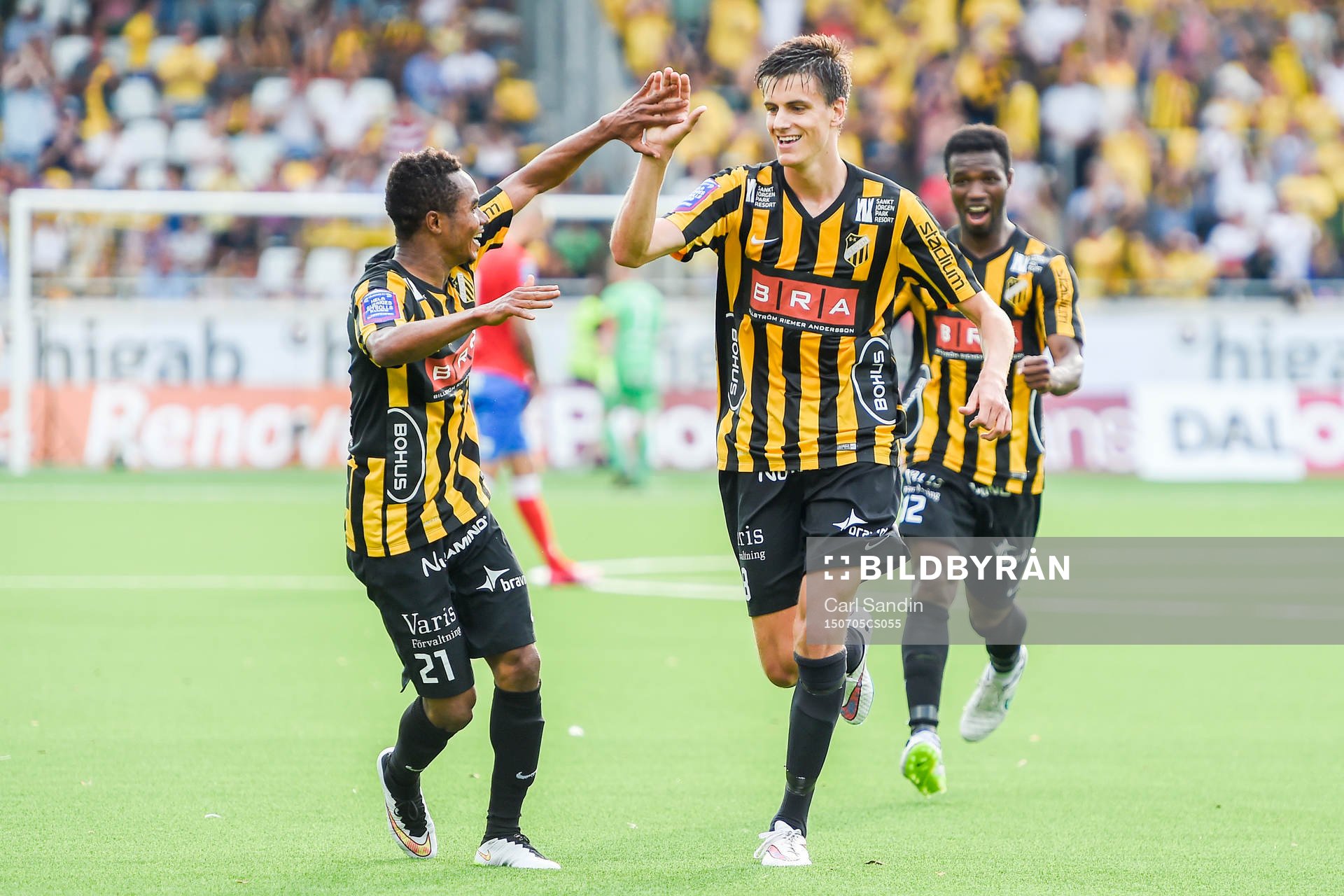 Häckens Nasiru Mohammed och Alexander Jeremejeff firar efter 3-2 under fotbollsmatchen i Allsvenskan mellan Häcken och Helsingborg den 5 juli 2015 i Göteborg.