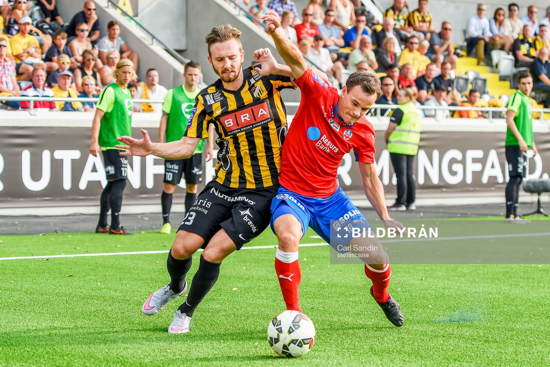 Häckens Simon Sandberg i kamp med Helsingborgs Anton Wede under fotbollsmatchen i Allsvenskan mellan Häcken och Helsingborg den 5 juli 2015 i Göteborg.
