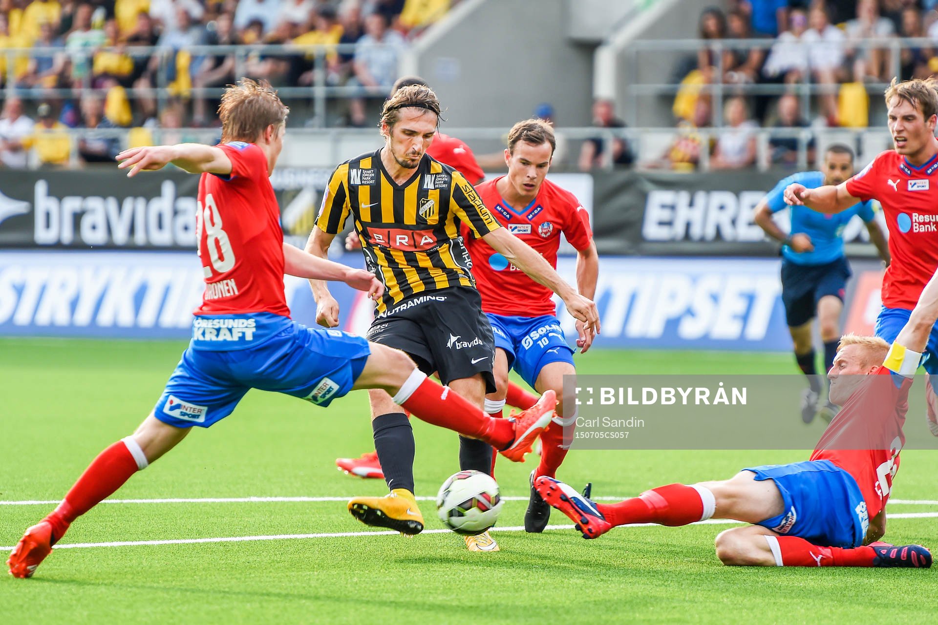 Helsingborgs Robin Simovic provar skott förbi täckande Helsingborgs försvar under fotbollsmatchen i Allsvenskan mellan Häcken och Helsingborg den 5 juli 2015 i Göteborg.