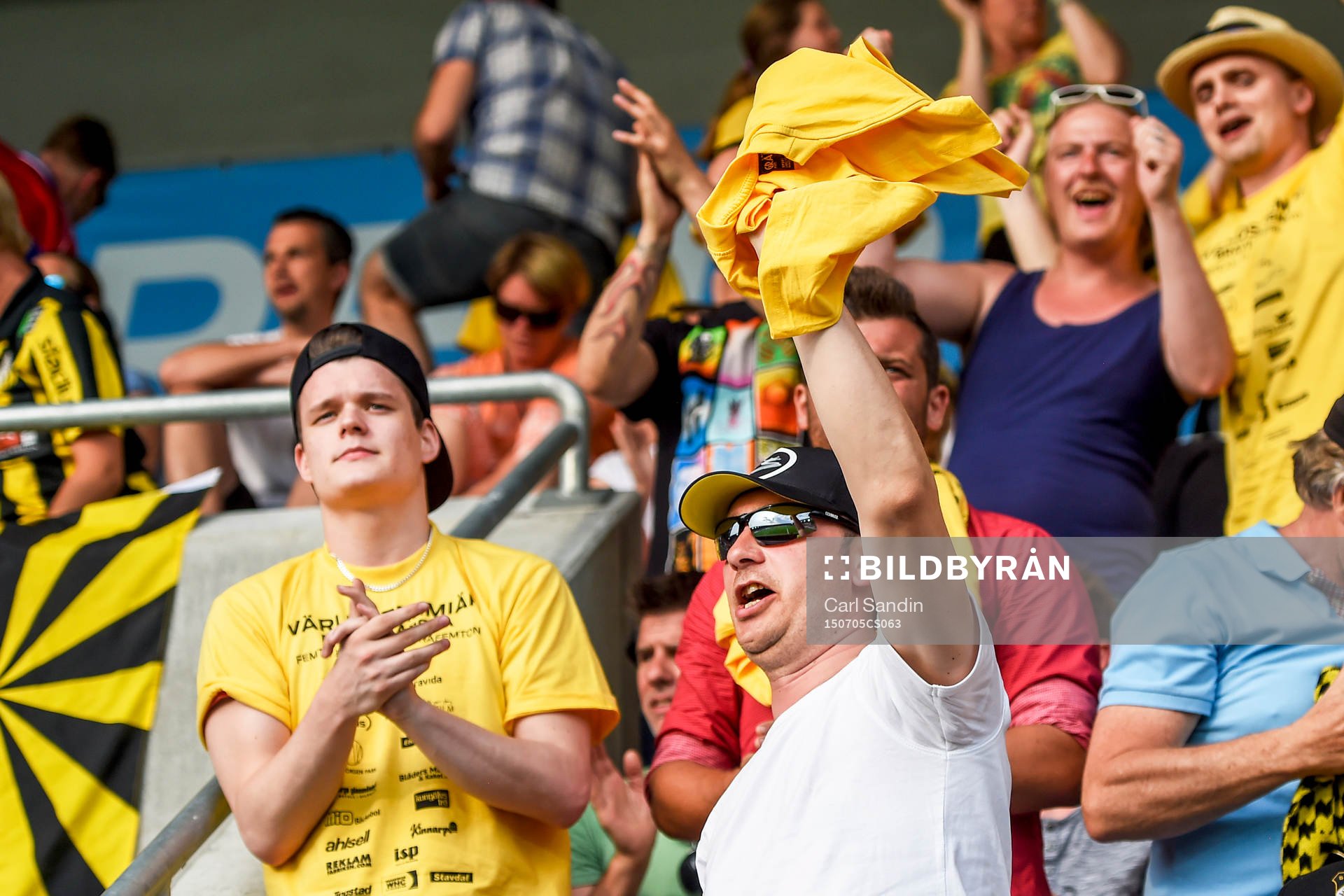 Häckens supportrar firar på läktaren