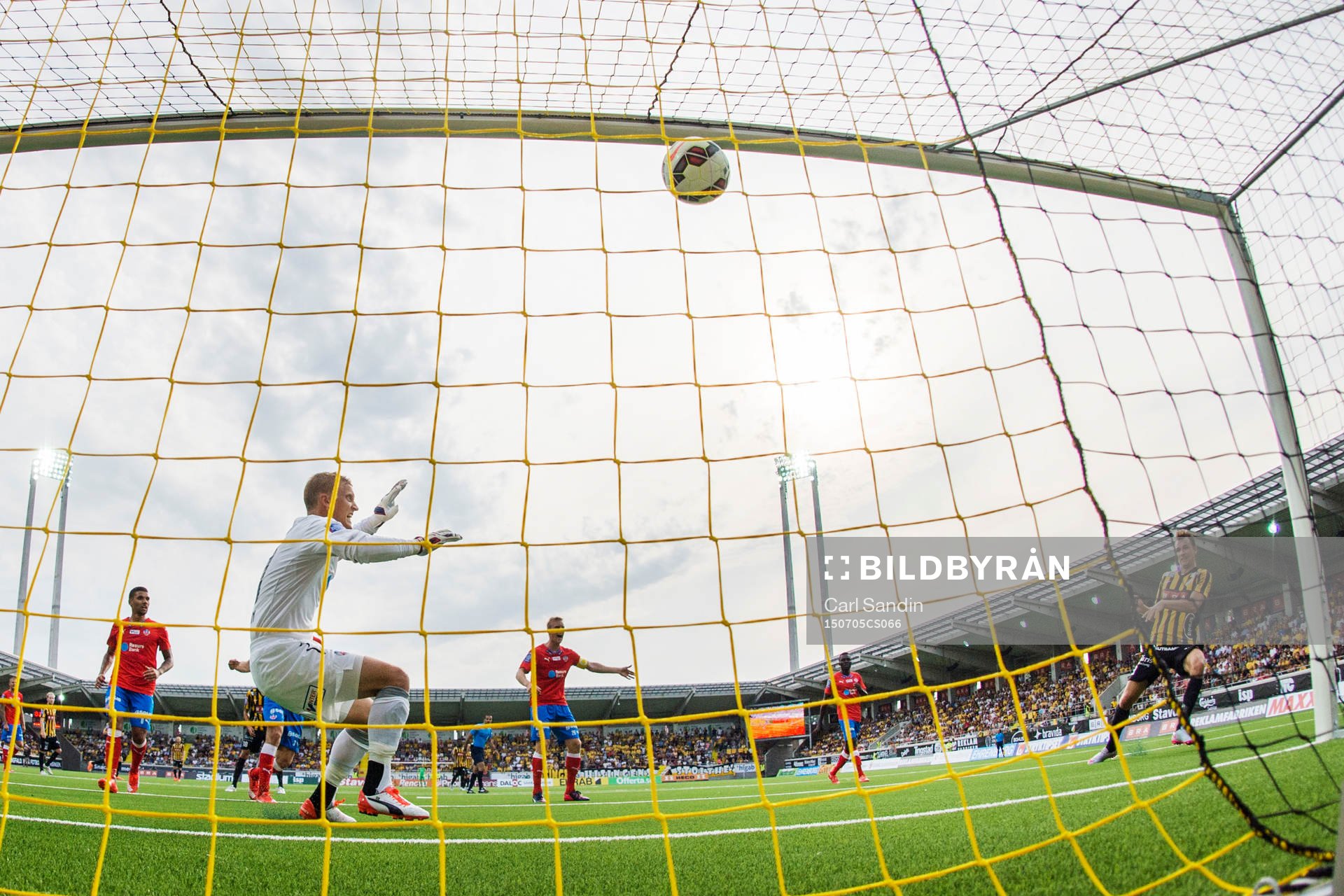 Häckens Jasmin Sudic gör 2-2 bakom Helsingborgs målvakt