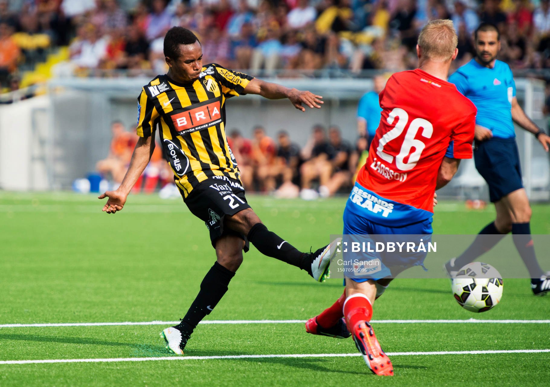 Häckens Nasiru Mohammed skjuter mot mål