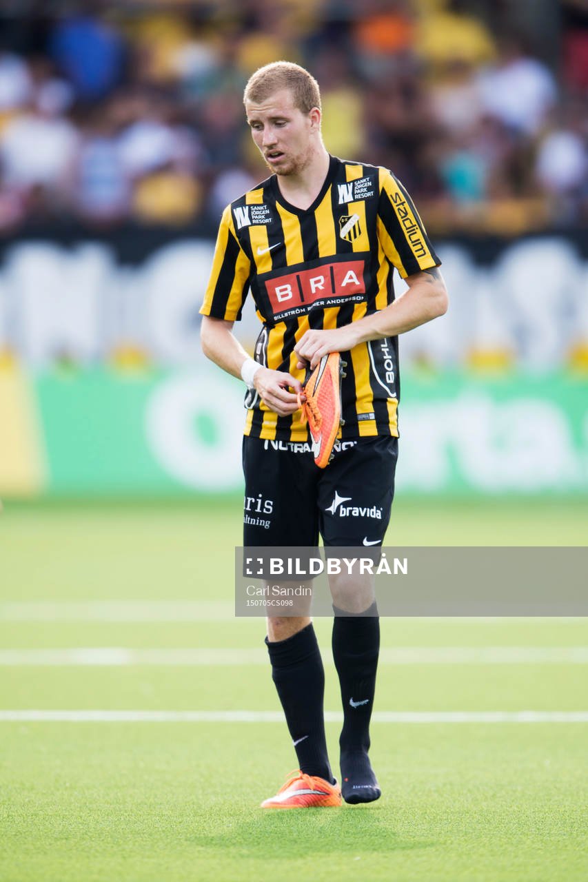 Häckens Simon Gustafson håller i sin sko