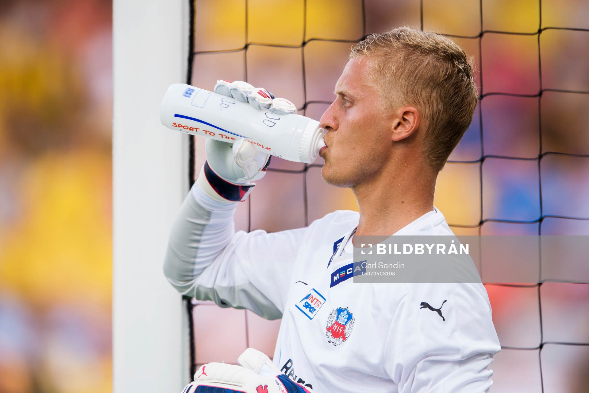 Helsingborgs målvakt Pär Hansson dricker vatten