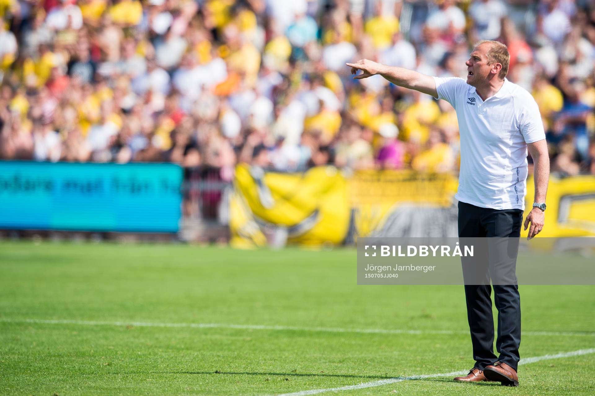 Elfsborgs manager Magnus Haglund  dirigerar från sidlinjen