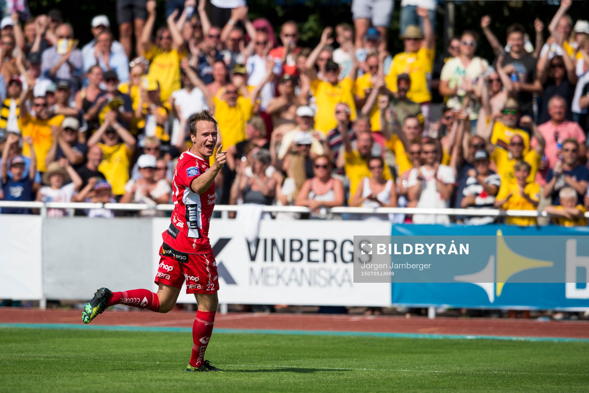 Elfsborgs Viktor Prodell jublar efter att gjort 0-2 under en fotbollsmatch i Allsvenskan mellan Falkenberg och Elfsborg den 5 juli 2015 i Falkenberg.