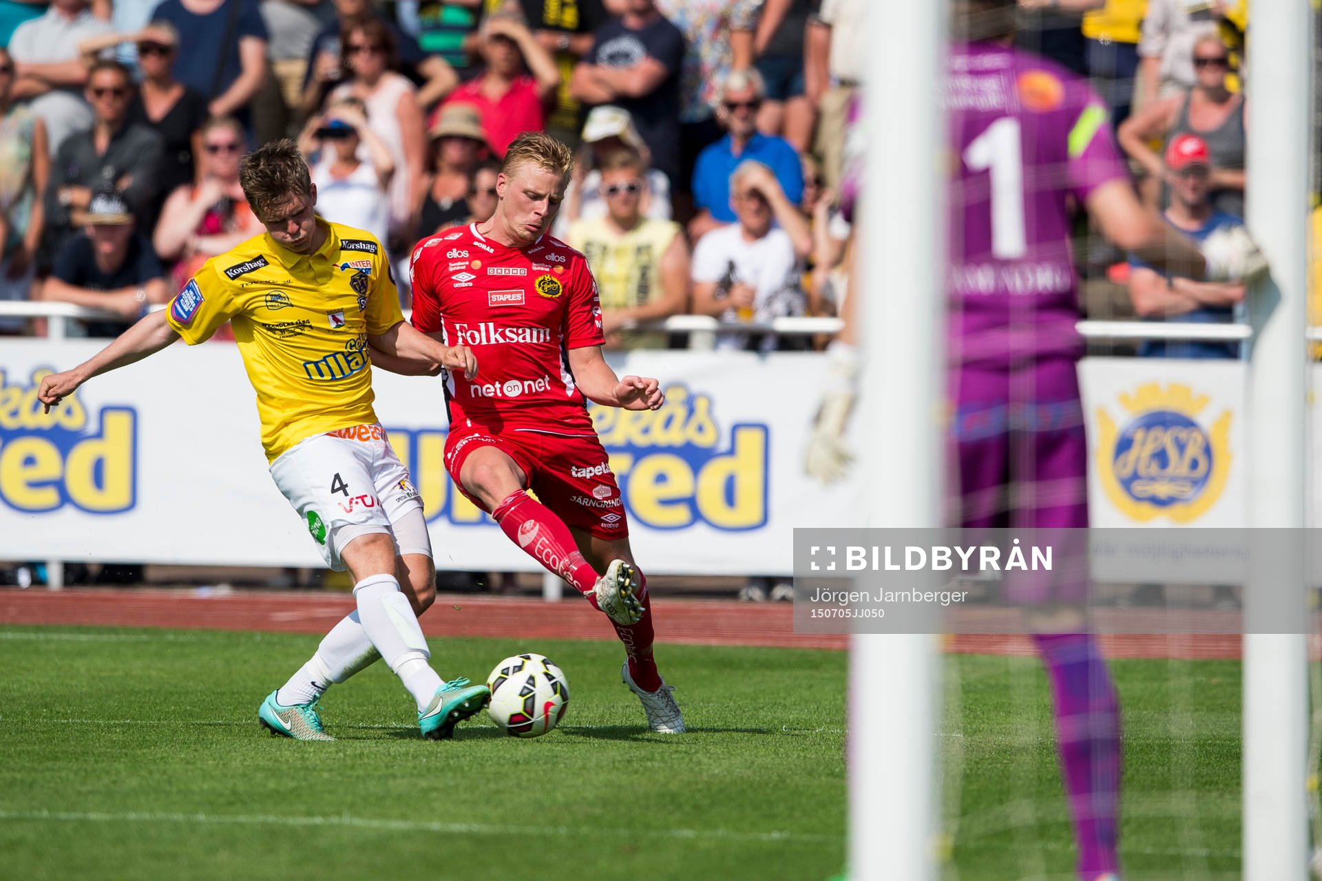 Kamp mellan Elfsborgs Per Frick och Falkenbergs Daniel Johansson under en fotbollsmatch i Allsvenskan mellan Falkenberg och Elfsborg den 5 juli 2015 i Falkenberg.