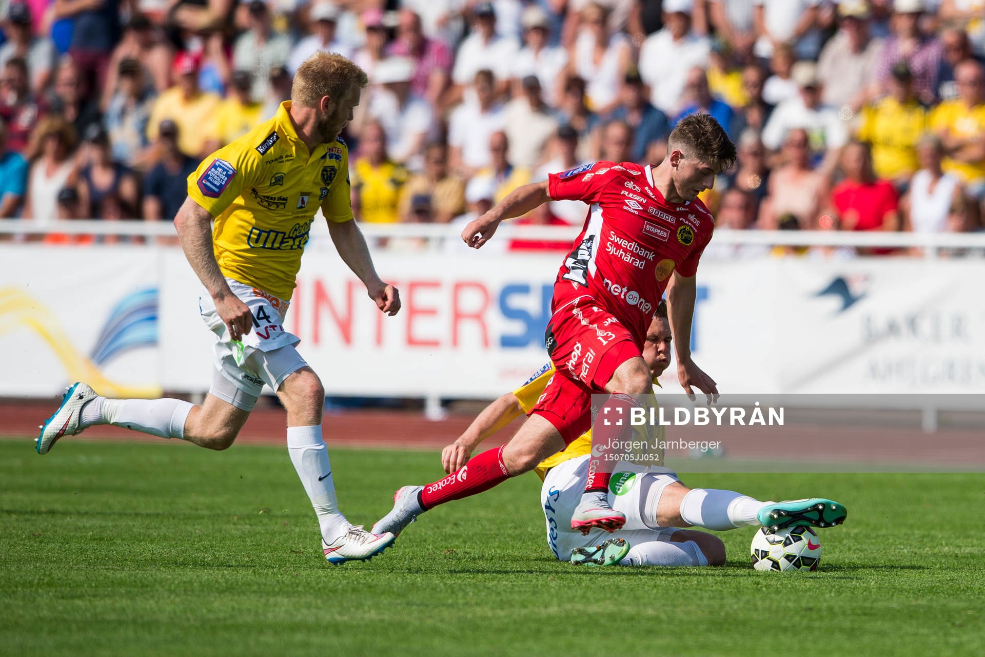 Elfsborgs Arber Zeneli stoppas av Falkenbergs försvar under en fotbollsmatch i Allsvenskan mellan Falkenberg och Elfsborg den 5 juli 2015 i Falkenberg.