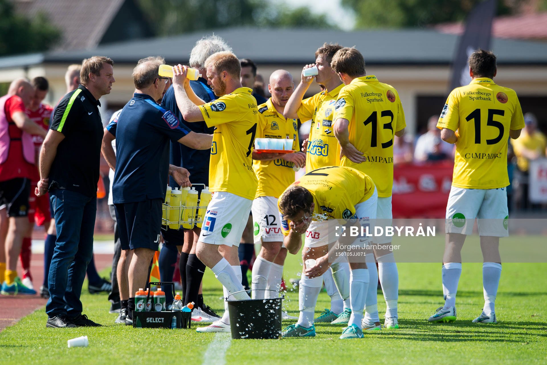 Falkenbergs spelare svalkar sig och dricker vatten under en kollektiv vattenpaus i värmen under en fotbollsmatch i Allsvenskan mellan Falkenberg och Elfsborg den 5 juli 2015 i Falkenberg.