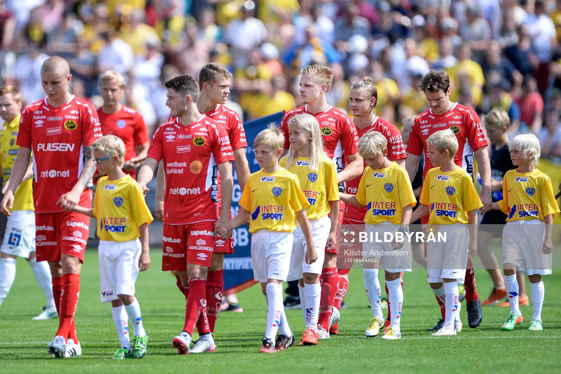 Falkenbergs och Elfsborgs spelare före fotbollsmatchen i