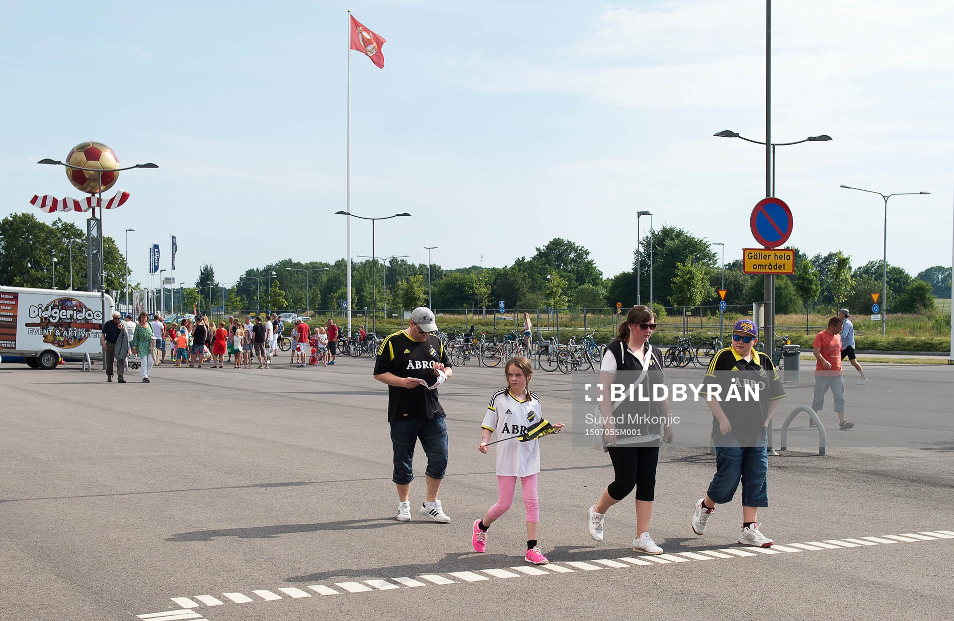 Fotbollsfans anländer
