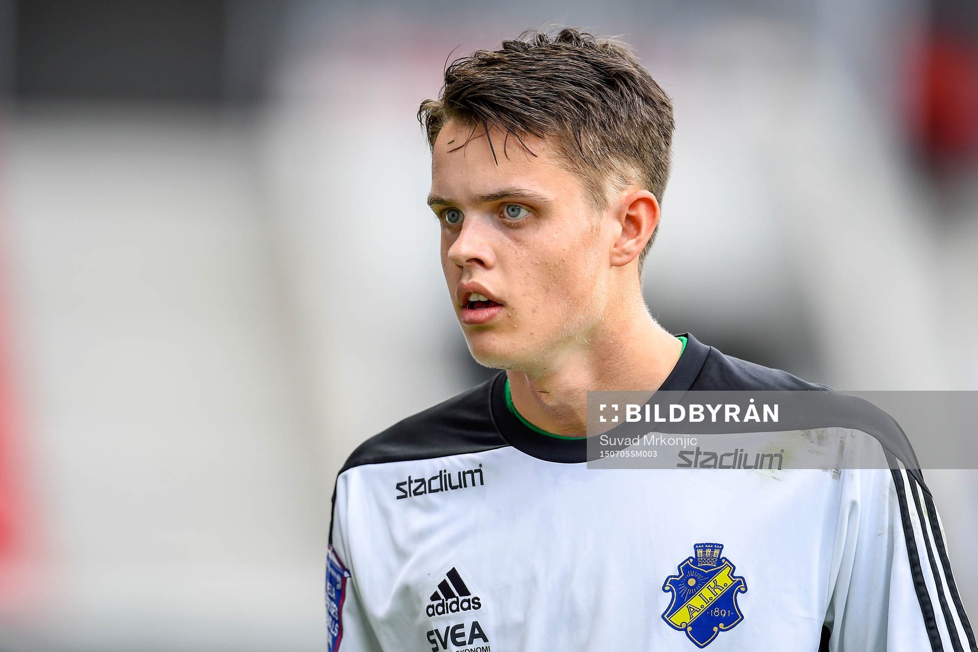 s målvakt Oscar Linnér före fotbollsmatchen i