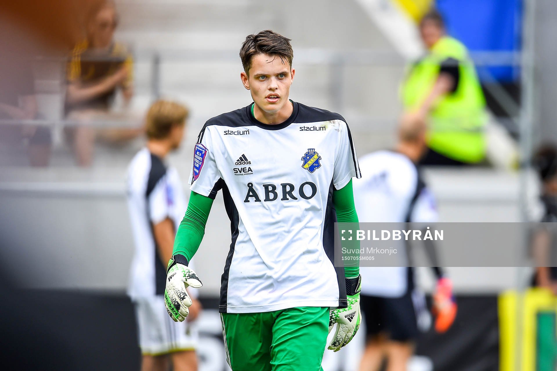 s målvakt Oscar Linnér före fotbollsmatchen i
