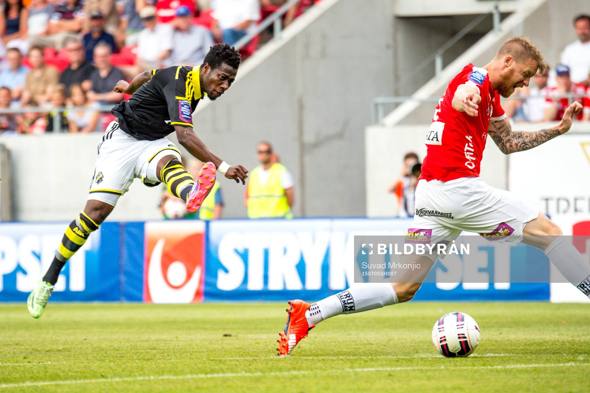 s Ebenezer Ofori provar skott